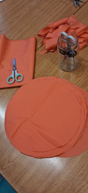 Material zum Basteln liegen auf dem Tisch.